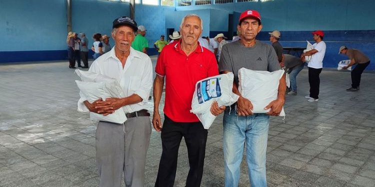 Entregan semillas mejoradas a agricultores de Sanarate, El Progreso