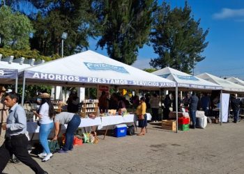 Chimaltecos acuden a la Feria del Agricultor en la Plaza Cívica