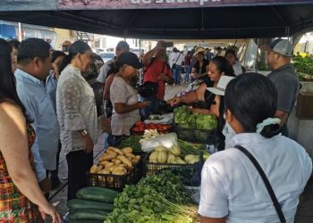 Población jutiapaneca beneficiada durante Feria del Agricultor