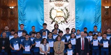 Vicepresidenta Karin Herrera con la Selección Nacional de Robótica. / Foto: Byron de la Cruz.