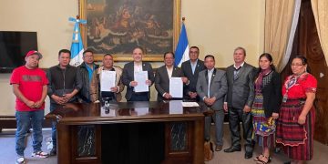 Firma de convenios resalta el compromiso para llevar desarrollo a Quetzaltenango