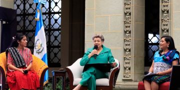 Las voces de la doctora Lucrecia Peinado y de las representantes de las fundaciones presentes dejaron claro que la juventud no es solo el futuro, sino también el presente de la nación. / Foto: Dickens Zamora.