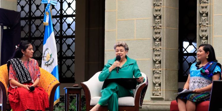 Las voces de la doctora Lucrecia Peinado y de las representantes de las fundaciones presentes dejaron claro que la juventud no es solo el futuro, sino también el presente de la nación. / Foto: Dickens Zamora.