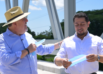 Presidente Bernardo Arévalo junto al presidente del Congreso, Nery Ramos, en la inauguración del puente El Tule. / Foto: Álvaro Interiano.