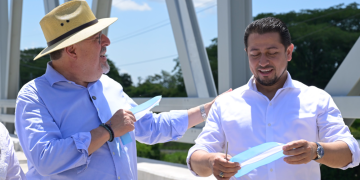Presidente Bernardo Arévalo junto al presidente del Congreso, Nery Ramos, en la inauguración del puente El Tule. / Foto: Álvaro Interiano.