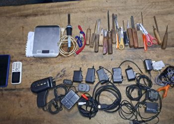 Incautan celulares y armas blancas en cárcel de Mazatenango