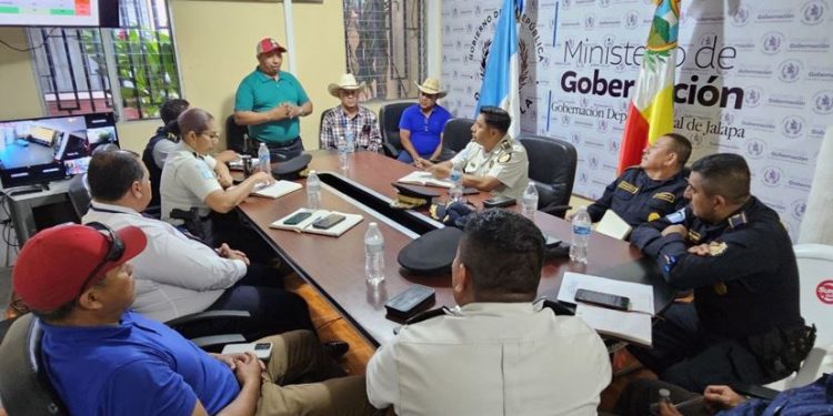 Reunión estratégica para reforzar la seguridad en Santa María Xalapán, Jalapa
