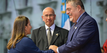 El presidente Arévalo saluda a Adriana Ruano. /Foto: Álvaro Interiano.