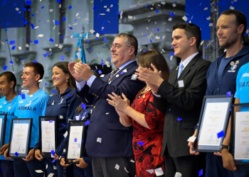 Presidente Arévalo con los atletas reconocidos y autoridades. / Foto: Álvaro Interiano.