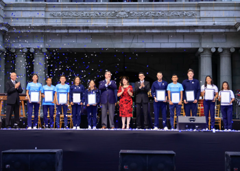 Presidente Arévalo con atletas frente al Palacio Nacional de la Cultura. / Foto: Gilber García.