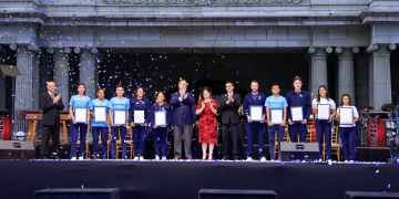 Presidente Arévalo con atletas frente al Palacio Nacional de la Cultura. / Foto: Gilber García.
