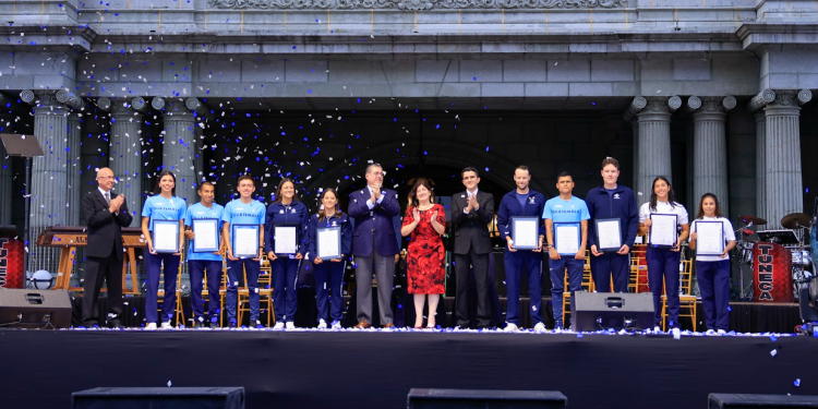 Presidente Arévalo con atletas frente al Palacio Nacional de la Cultura. / Foto: Gilber García.