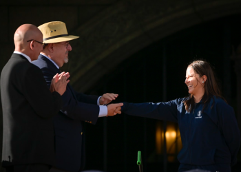 Presidente Arévalo felicitando a Adriana Ruano. / Foto: Byron de la Cruz.