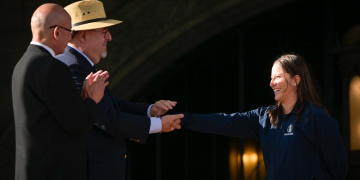 Presidente Arévalo felicitando a Adriana Ruano. / Foto: Byron de la Cruz.