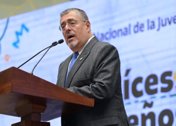 Presidente Arévalo saluda a jóvenes. / Foto: Álvaro Interiano.