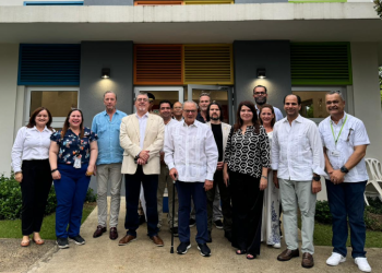 Presidente Arévalo con funcionarios y el Grupo Puntacana, en República Dominicana. / Foto: SCSP.