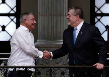 Presidente de Guatemala, Bernardo Arévalo (derecha) y primer ministro de Belice, Jhonny Briceño. / Foto: Noé Pérez.