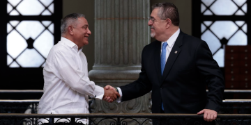 Presidente de Guatemala, Bernardo Arévalo (derecha) y primer ministro de Belice, Jhonny Briceño. / Foto: Noé Pérez.