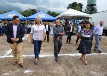 Primera piedra de proyecto de escuela primaria en San Juan Alotenango
