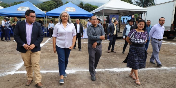 Primera piedra de proyecto de escuela primaria en San Juan Alotenango