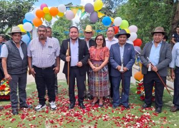 Vecinos de Santa Apolonia, Chimaltenango, reciben proyecto de pavimentación