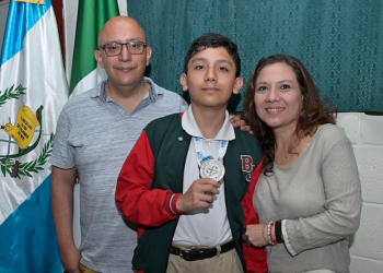 Javier y Luisa son un claro ejemplo de padres que han sabido encontrar el balance entre motivar a su hijo y permitirle disfrutar de sus logros. / Foto: Byron de la Cruz.