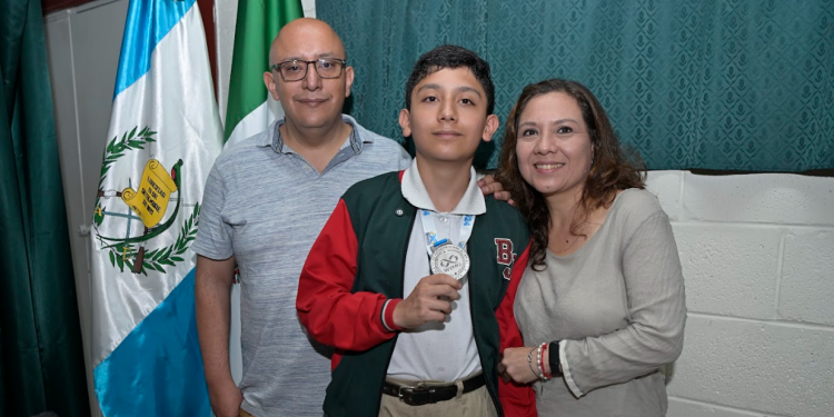 Javier y Luisa son un claro ejemplo de padres que han sabido encontrar el balance entre motivar a su hijo y permitirle disfrutar de sus logros. / Foto: Byron de la Cruz.