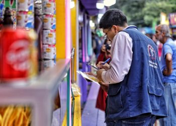 Inspeccionan tarjetas de salud y de manipulación de alimentos en la Feria de Jocotenango. / Foto: MSPAS.