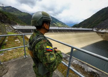 AME493. SEVILLA DE ORO (ECUADOR), 17/09/2024.- Un miembro de la Fuerza Armada de Ecuador hace guardia este martes, en Sevilla de Oro (Ecuador). / Foto: EFE, Robert Puglla.