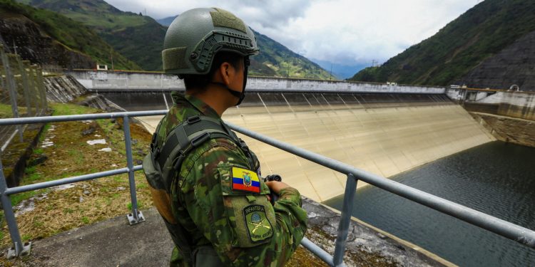 AME493. SEVILLA DE ORO (ECUADOR), 17/09/2024.- Un miembro de la Fuerza Armada de Ecuador hace guardia este martes, en Sevilla de Oro (Ecuador). / Foto: EFE, Robert Puglla.
