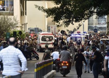 Beirut (Líbano), 17/09/2024.- Una ambulancia llega al Centro Médico de la Universidad Americana de Beirut (AUBMC) este martes. / Foto: EFE, Wael Hamzeh.
