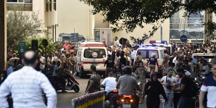Beirut (Líbano), 17/09/2024.- Una ambulancia llega al Centro Médico de la Universidad Americana de Beirut (AUBMC) este martes. / Foto: EFE, Wael Hamzeh.