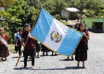 Celebran colocación de primera piedra para la construcción de escuela en San Cristóbal Verapaz
