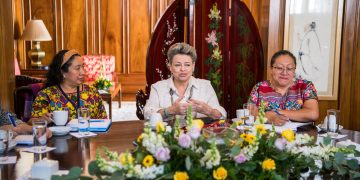 La primera dama se reunió con un grupo de mujeres que unen esfuerzos por las trabajadoras del hogar. /Foto: @LucreciaPeinado