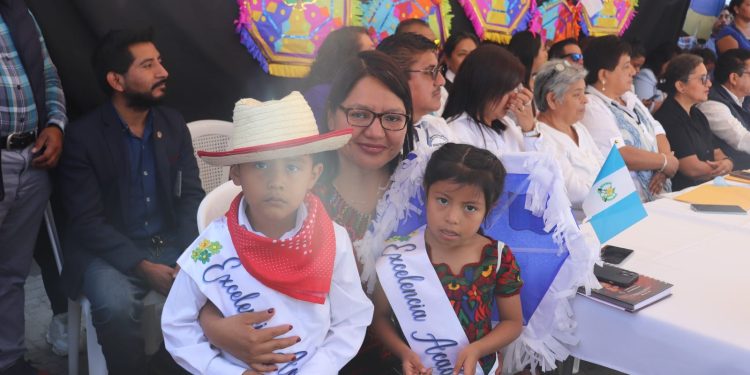 Fiestas patrias: Homenaje a la excelencia académica en Huehuetenango