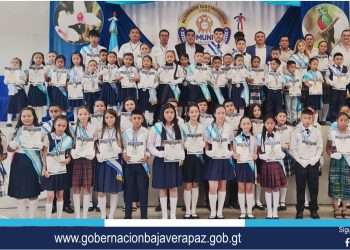 Condecoran a estudiantes distinguidos por su excelencia académica en Baja Verapaz