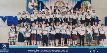Condecoran a estudiantes distinguidos por su excelencia académica en Baja Verapaz