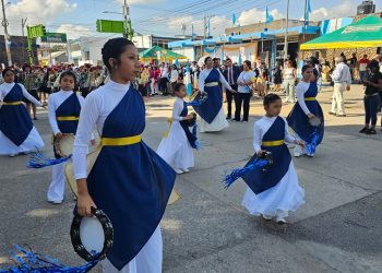 Más de mil niños participan en caminata cívica en Jalapa