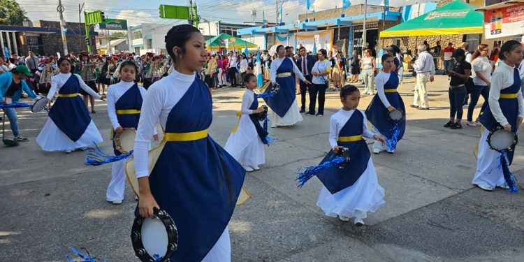 Más de mil niños participan en caminata cívica en Jalapa