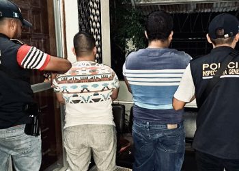 Investigadores de la Inspectoría General de la PNC a dos agentes de la subestación de Huité, Zacapa, por supuesta posesión de drogas.