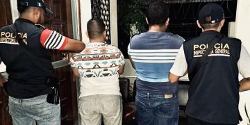 Investigadores de la Inspectoría General de la PNC a dos agentes de la subestación de Huité, Zacapa, por supuesta posesión de drogas.