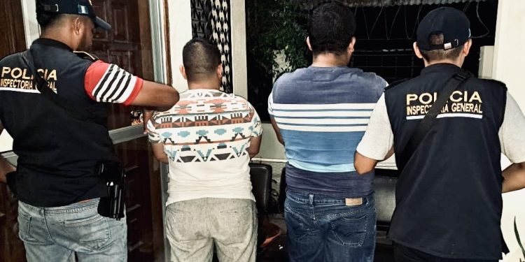 Investigadores de la Inspectoría General de la PNC a dos agentes de la subestación de Huité, Zacapa, por supuesta posesión de drogas.