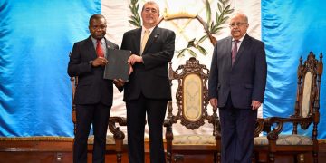 El presidente Bernardo Arévalo y el canciller Carlos Martínez reciben las cartas credenciales a uno de los embajadores. /Foto: Álvaro Interiano