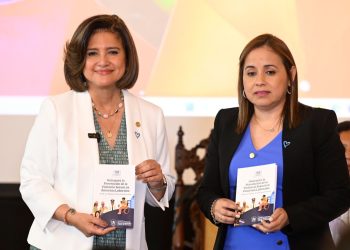 La presidente en funciones, Karin Herrera, y la titular de la SVET, durante la presentación de la Guía para la Prevención de la Violencia Sexual en Ambientes Laborales.