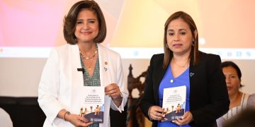 La presidente en funciones, Karin Herrera, y la titular de la SVET, durante la presentación de la Guía para la Prevención de la Violencia Sexual en Ambientes Laborales.