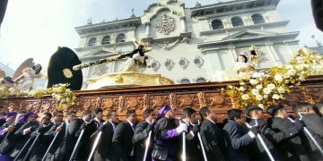 Cortejo procesional de la Hermandad de La Parroquia frente al Palacio Nacional