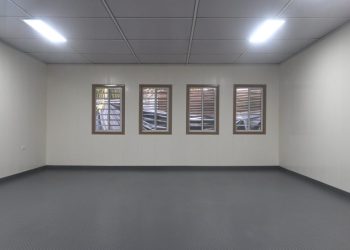Así lucen las dos aulas integradas en un módulo prefabricado instalado en San Pedro Carchá, Alta Verapaz. / Foto: Álvaro Interiano.