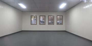 Así lucen las dos aulas integradas en un módulo prefabricado instalado en San Pedro Carchá, Alta Verapaz. / Foto: Álvaro Interiano.