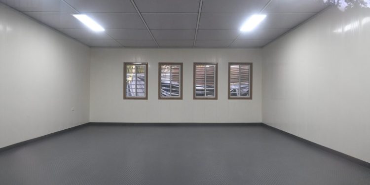 Así lucen las dos aulas integradas en un módulo prefabricado instalado en San Pedro Carchá, Alta Verapaz. / Foto: Álvaro Interiano.