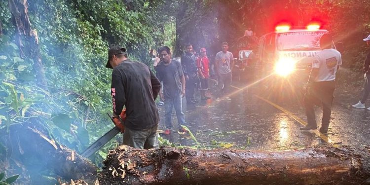 Más de 600 incidentes en carreteras del país por las lluvias. / Foto: Conred.